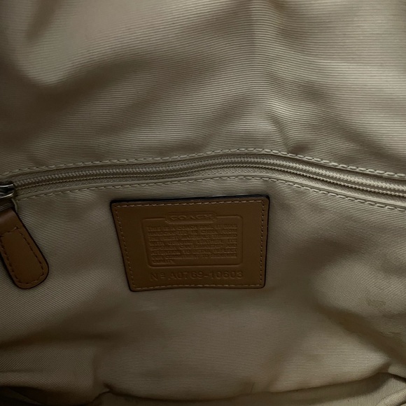 Coach handbag 👜 like new

Soho Flap Bag In Signature Textile Jacquard - Picture 4 of 4